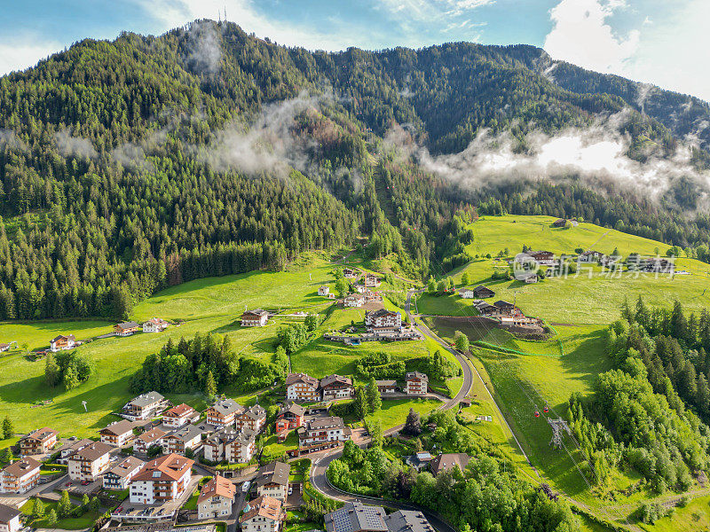 鸟瞰奥尔提塞村在Val Gardena意大利，奥尔提塞，风景秀丽的村庄在白云石